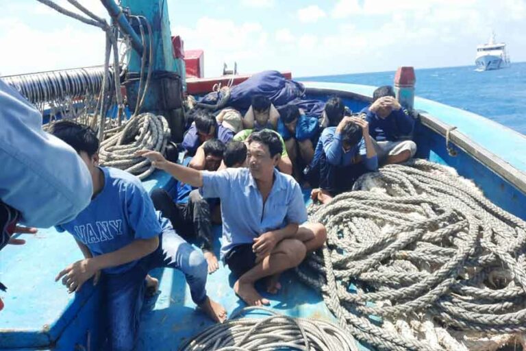 Penangkapan kapal ikan asing berbendera Vietnam di Laut Natuna Utara (foto: Humas Bakamla RI)