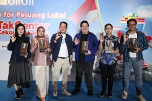 Peringatan HUT ke-78 RI, Blibli Gelar Kampanye Pejuang Lokal Dari kiri ke kanan, Jessica Irene, Owner Acaii Tea, Linda Anggrea, CEO Buttonscarves, Edward K. Suwignyo, CMO Blibli, Jason Edward, General Manager Eiger, Edwin Pranata, Direktur Utama Realfood, dan Arto Biantoro, Aktivis brand lokal.