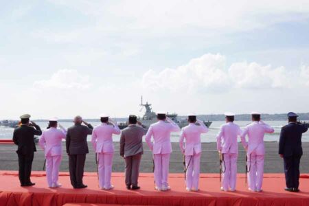 Digunakan untuk Jaga NKRI, Menhan Prabowo Serahkan Dua KRI Baru ke TNI AL