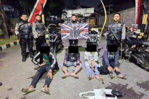 Empat remaja anggota All Star yang diamankan oleh polisi (foto: dok beritajatim)