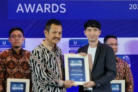 CIO Sinarmas AM, Genta Wira Anjalu (kanan), saat menerima penghargaan dari Primus Dorimulu (kiri)
