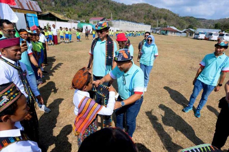 Pekerja Elnusa Petrofin Ramai-ramai Ngecat Dincing Sekolah di Labuan Bajo