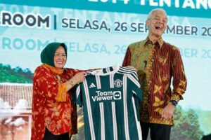 Ganjar Pranowo saat mendapat jersey MU nomor delapan dari Ketua Umum DPP Papdesi di Smesco Nareswara Ballroom, Jakarta Selatan