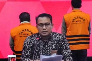 Kepala Bagian Pemberitaan KPK Ali Fikri saat memberikan keterangan dalam konferensi pers penahanan tersangka KPK dalam kasus pekerjaan pembangunan gereja di Mimika, Papua