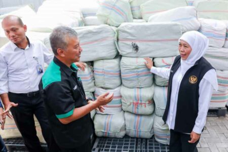 Gubernur Jawa Timur Khofifah Indar Parawansa saat melepas ekspor 15 ton rumput laut ke Australia