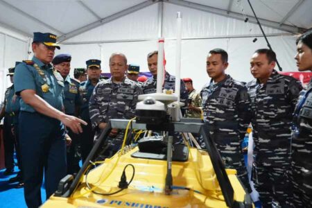 Panglima TNI Laksamana TNI Yudo Margono, saat meninjau pelaksanaan HUT ke-78 TNI di Lapangan Silang Monas, Jakarta