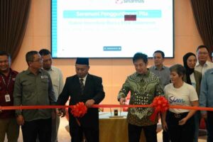 Direktur Sinarmas Sekuritas, Julius Sanjaya (tengah batik hijau) dan Rektor Universitas Jenderal Soedirman Prof. Dr. Ir. Akhmad Sodiq, M.Sc. Agr., IPU,. di momen peresmian galeri investasi di Unsoed.