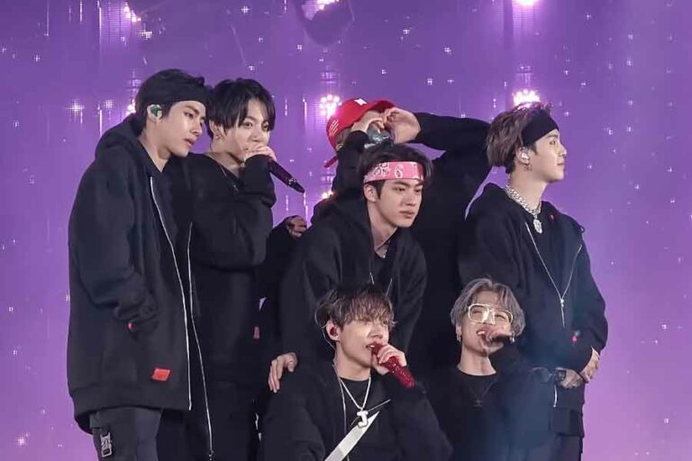 Formasi lengkap BTS saat menggelar konser 'Love Your Self, Speak Yourself' di Seoul