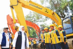 Gubernur Khofifah Indar Parawansa bersama Danrem 083/Baladhika Jaya, Pj. Walikota Batu, serta jajaran Forkopimda Malang Raya meninjau sarana dan prasarana untuk mengatasi dampak bencana
