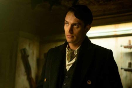 Sinopsis The Continental: From the World of John Wick (2023), Dari Sini Legenda Itu Bermula Colin Woodell, berperan sebagai Winston Scott, tokoh penting di John Wick, dalam The Continental: From the World of John Wick (2023)