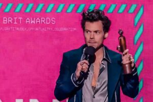 Harry Styles saat meraih penghargaan Artist of the Year di BRIT Awards 2023
