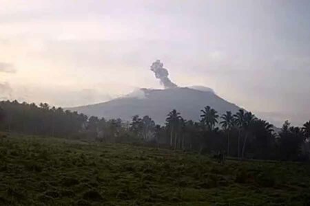 Visualisasi Gunung Ibu di Maluku Utara saat erupsi (foto: Dok PVMBG)