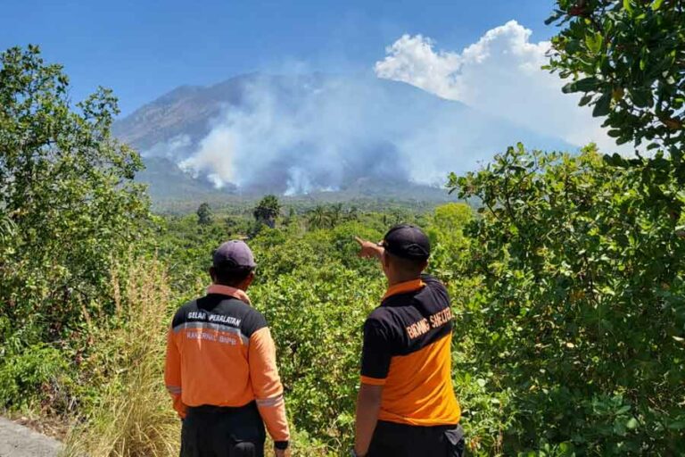 Penanganan Karhutla di Karangasem Terkendala Akses Jalan dan Lokasi di Lereng Gunung Proses pemadaman terkendala akses yang sulit. Karena lokasi kebakaran terletak cukup tinggi di lereng gunung.