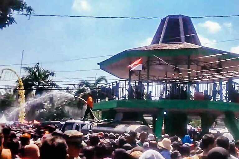 Warga berebut air Jamasan Gong Kiai Pradah di Blitar (foto: istimewa)