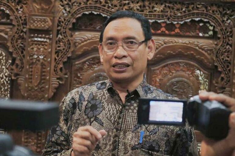 Peningkatan Berkelanjutan dalam Skor Universitas, Unair Raih Posisi Prestisius di THE World University Ranking 2024 Prof Dr. Mohammad Nasih SE MT Ak, Rektor UNAIR