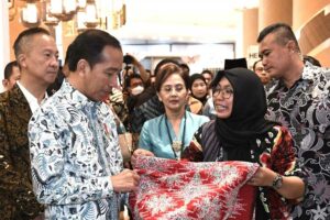 Presiden Joko Widodo saat menghadiri Gelar Batik Nusantara pada awal Agustus 2023 di Senayan Park Mall, Jakarta. (foto: Dok BPMI Setpres)