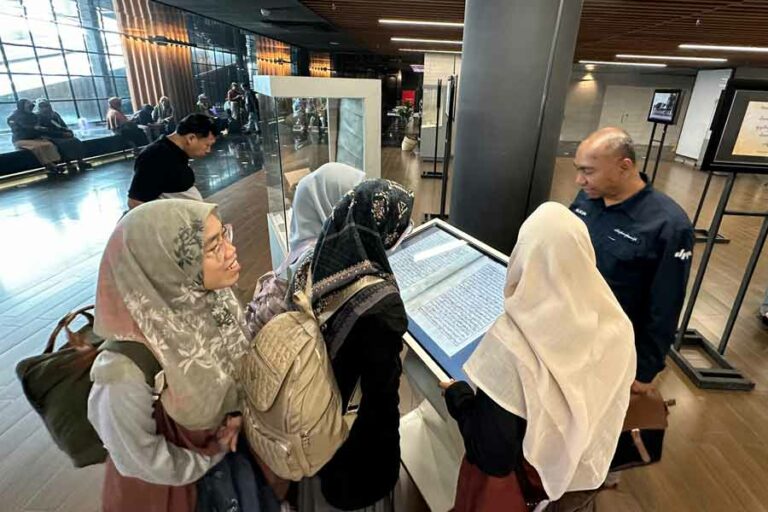 Pameran manuskrip kuno di Gedung Merah Putih, Balai Pemuda, Surabaya (foto: Dok Disperpusip Jatim)