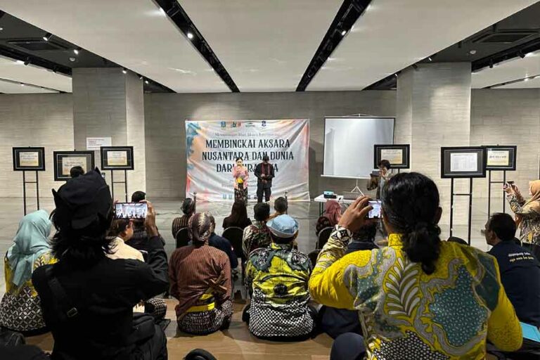 Pameran manuskrip kuno di Gedung Merah Putih, Balai Pemuda, Surabaya (foto: Dok Disperpusip Jatim)