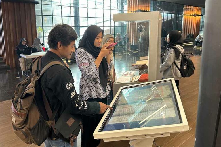 Pameran manuskrip kuno di Gedung Merah Putih, Balai Pemuda, Surabaya (foto: Dok Disperpusip Jatim)