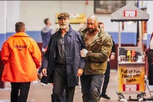 Pierce Brosnan dan Dave Bautista dalam Final Score (2018)