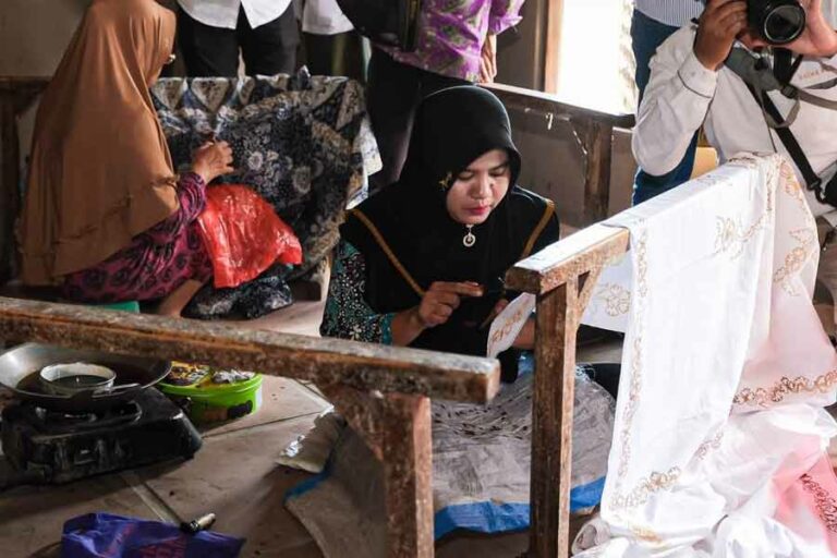 Istana Berbatik, Jurus Memperkenalkan Batik Indonesia ke Kancah Internasional Ilustrasi perajin batik (foto: Dok Kemenparekraf)