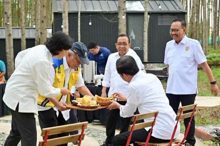 Presiden Jokowi bersama sejumlah menteri menikmati udara pagi sembari meninjau perkembangan pembangunan IKN dari atas bukit (foto: BPMI Setpres)