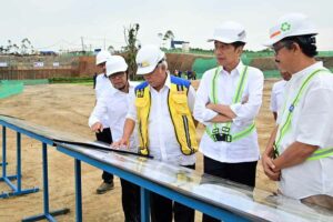 Presiden Jokowi saat meninjau progres pembangunan Kantor Presiden, Ibu Kota Nusantara (IKN), Kabupaten Penajam Paser Utara, Provinsi Kalimantan Timur (foto: Dok BPMI Setpres)