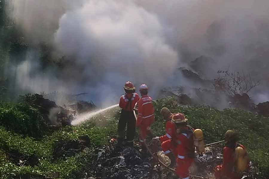 Petugas terus berupaya memadamkan kebakaran yang terjadi di beberapa titik di Muara Jawa