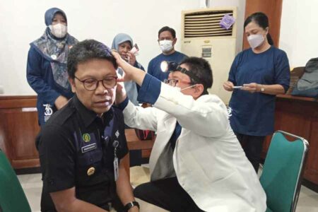 Giat pemeriksaan dan pembersihan telinga bagi ASN di lingkup Pemkot Yogyakarta (foto: Dok Humas Pemkot Yogyakarta)