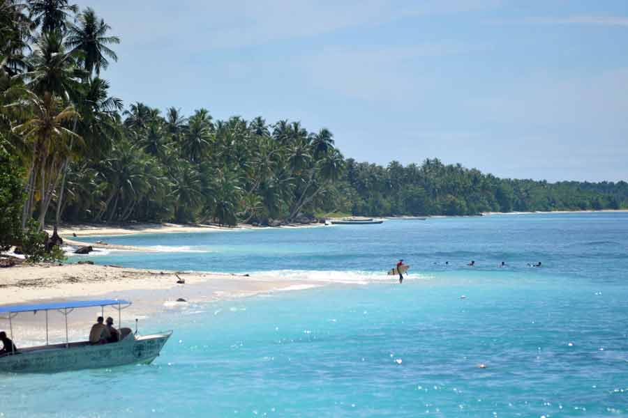 Pasir putih menghampar bersama laut biru di Pantai Katiet, Kepulauan Mentawai, Sumatera Barat (foto: Dok Dispar Sumbar)