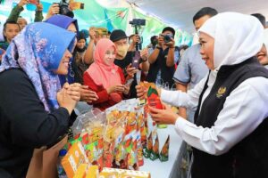 Gubernur Khofifah saat menghadiri Pasar Murah gelaran Pemprov Jatim di Kota Kediri