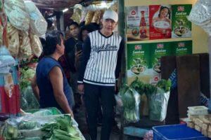 Ganjar saat ngobrol santai dengan pedagang pasar di Surabaya, Jawa Timur