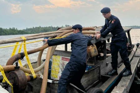 Petugas dari KKP menghentikan tiga unit kapal yang diduga mengeksploitasi pasir laut tanpa izin (foto: Dok KKP)