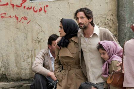 Salma Hayek dan Adrien Brody dalam salah satu adegan di film Septembers of Shiraz (2015)