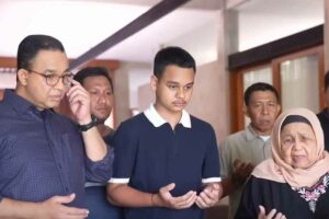 Berdoa bersama sebelum anak Ketiga Anies Baswedan, Kaisar Hakam, berangkat studi ke Manchester, Inggris.