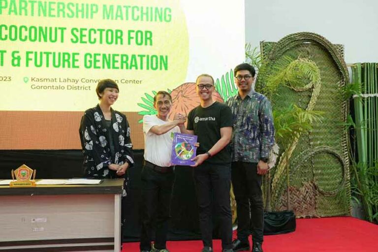 Amartha Lakukan Kolaborasi untuk Dukung Peningkatan Komoditas Kelapa Berkelanjutan Melalui kerja sama ini, Amartha mendukung peningkatan produksi kelapa yang berkelanjutan dengan menyediakan edukasi dan literasi keuangan serta akses pembiayaan inklusif bagi para petani kelapa di Indonesia