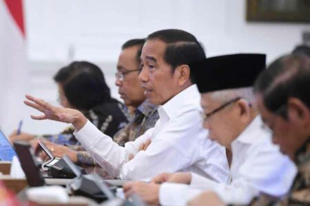 Presiden Jokowi saat memimpin rapat terbatas di Istana Merdeka, Jakarta, untuk membahas persoalan lahan di Pulau Rempang. (foto: BPMI Setpres)