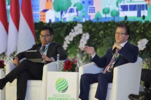 Chairman Sinar Mas Agribusiness & Food, Franky Oesman Widjaja (kanan) saat memberikan pemaparan di acara kegiatan Indonesia Sustainability Forum, Rabu (7/9/2023) di Jakarta.