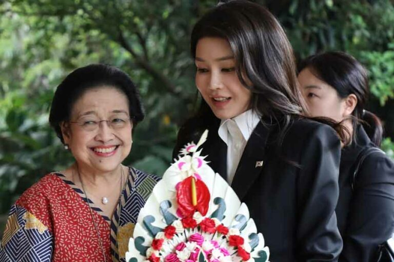 Megawati Soekarnoputri bersama Ibu Negara Korsel, Kim Keon Hee