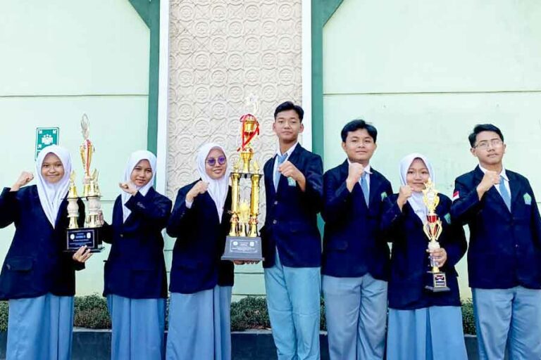 MAN 1 Kudus Raih Prestasi Gemilang di Mechanical Fair UGM 2023 Tim riset MAN 1 Kudus di Mechanical Fair UGM 2023