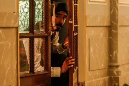 Sinopsis Hotel Mumbai (2018), Kisah Nyata di Balik Tragedi Kemanusiaan di India Dev Patel dalam film Hotel Mumbai (2018)