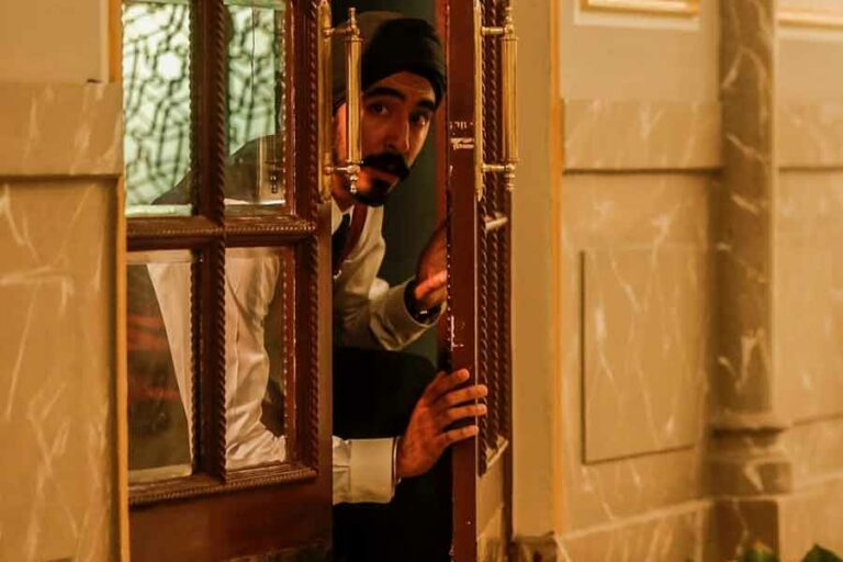 Sinopsis Hotel Mumbai (2018): Film Apik yang Menghidupkan Teror Nyata di Taj Mahal Palace Dev Patel dalam film Hotel Mumbai (2018)