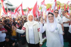 Gubernur Jawa Timur Khofifah Indar Parawansa bersama Arumi Bachsin