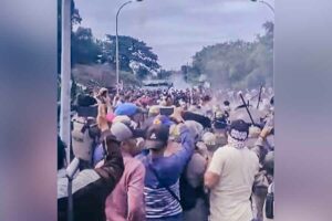 Bentrok petugas dengan Masyarakat Adat Tua Melayu Pulau Rempang di jembatan 4 Pulau Rempang, Kota Batam, Kepulauan Riau, Kamis (7/9/2023) lalu (tangkapan layar video Youtube Kompas TV)