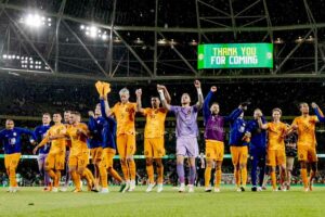 Tim Belanda mengekpresikan kegembiraannya usai mengalahkan Irlandia 2-1 di pertandingan Kualifikasi Piala Eropa 2024 (foto: Facebook @onsoranje)