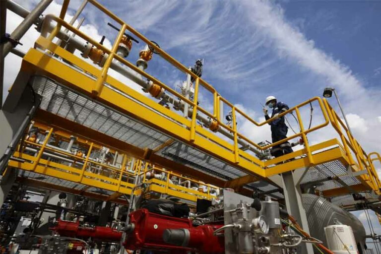 Selama dua tahun PT Pertamina Hulu Energi (PHE) berhasil mencapai produksi melebihi 1 Juta Barel Minyak per Hari (BOEPD) atau sebesar 1.047 MBOEPD dari 42 blok Migas yang dikelola