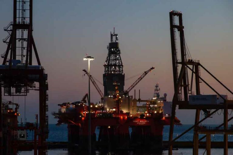 Kenaikan Harga Minyak Mentah Global Dorong ICP Indonesia ke 82,59 Dollar AS per Barel Ilustrasi rig pengeboran semi-submersible West Bollsta (sebuah kapal di segmen layanan Minyak) di pulau Tenerife (foto: Maria Lupan)