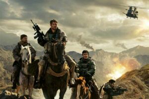 Sinopsis 12 Strong (2018), Kisah Nyata Pasukan AS yang Diterjunkan dalam Misi Khusus ke Afganistan Chris Hemsworth bersama aktor lainnya di 12 Strong (2018)