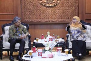 Gubernur Khofifah saat berdialog dengan Kepala Perwakilan BI Jawa Timur, Doddy Zulverdi di Gedung Negara Grahadi, Surabaya
