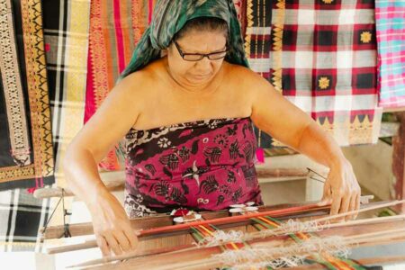 Hoshinoya Bali Hadirkan Pengalaman Wisata Budaya dengan Tur Tenun Cagcag Tradisional Perajin Tenun Cagcag tradisional di Bali